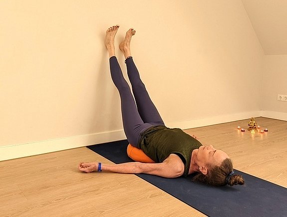 Yoga bei Schlafstörungen: Passive Umkehrhaltung an der Wand