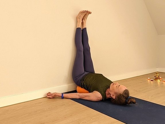 Yoga bei Schlafstörungen: Passive Umkehrhaltung mit senkrechten Beinen an der Wand