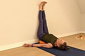 Yoga bei Schlafstörungen: Passive Umkehrhaltung mit senkrechten Beinen an der Wand