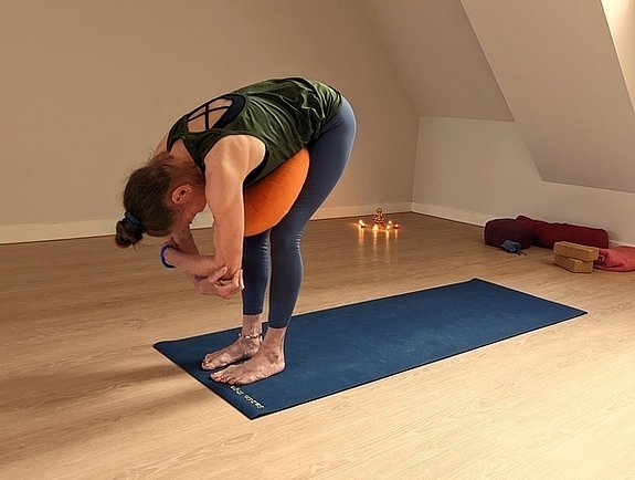 Yoga bei Schlafstörungen: Vorbeuge im Stehen mit Unterstützung