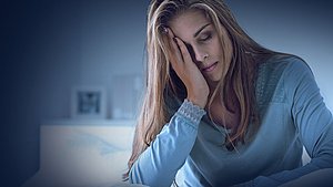 Frau die nicht schlafen kann, weil sie innere Unruhe und Stress hat.