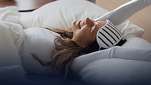 Frau mit gestörtem Schlafrhythmus hat wieder mal ausgeschlafen und streckt sich.