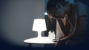 Hier sieht man eine Frau mit Schlafstörungen