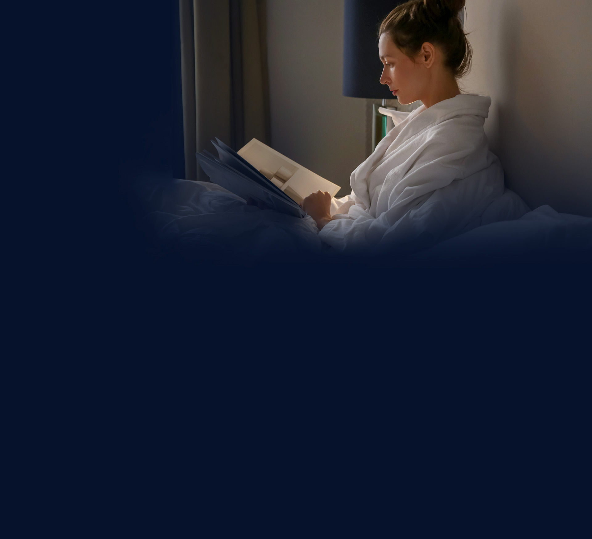 Frau liest im Bett vor dem schlaf gehen